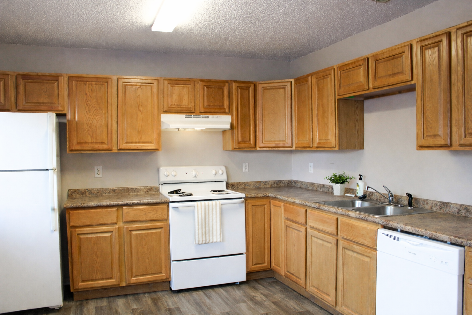 2 BR TOWNHOMES KITCHEN