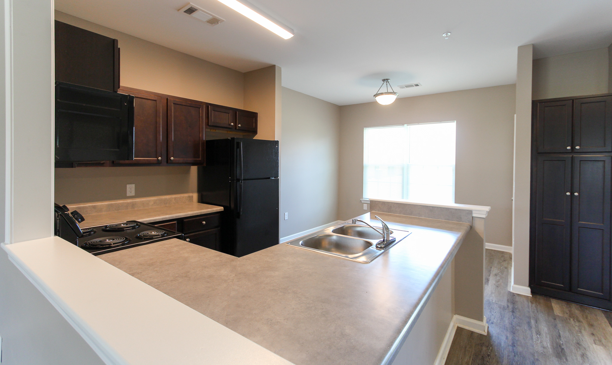 2 South Oak Kitchen and dining